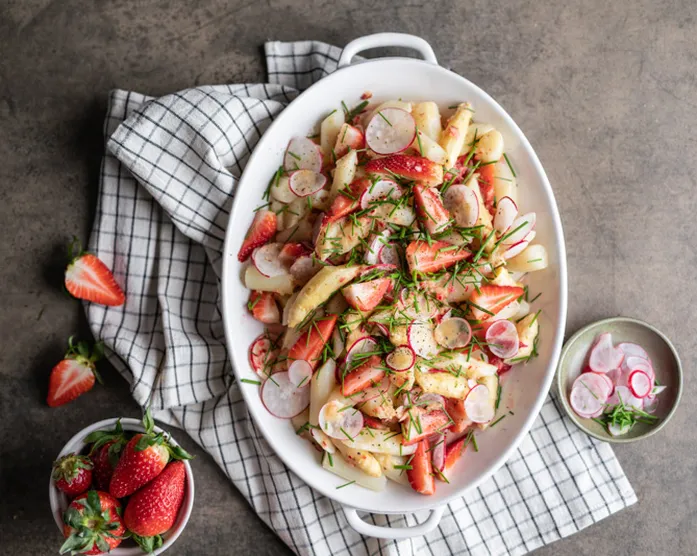 Weißer Spargel Salat mit Erdbeeren