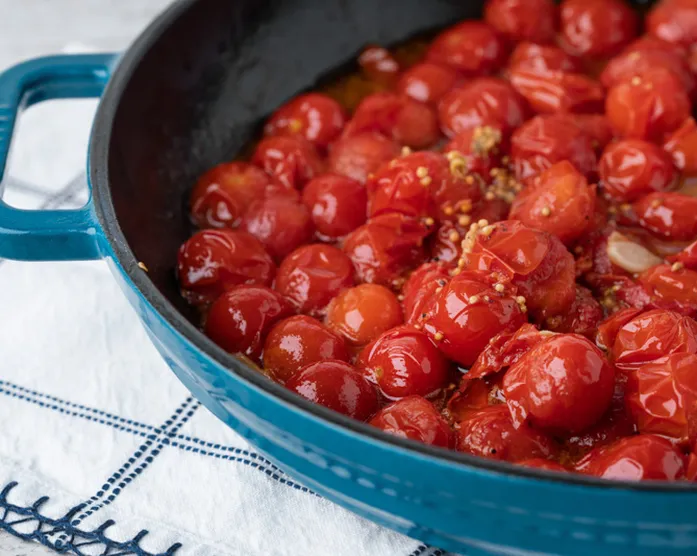 Warmer Tomatensalat vom Grill / Grillbeilage / vegan
