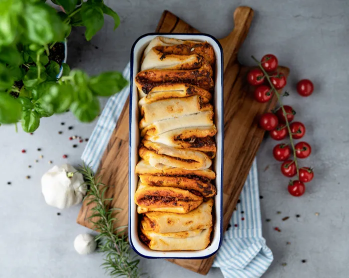 Zupfbrot mit Tomaten-Basilikum-Butter