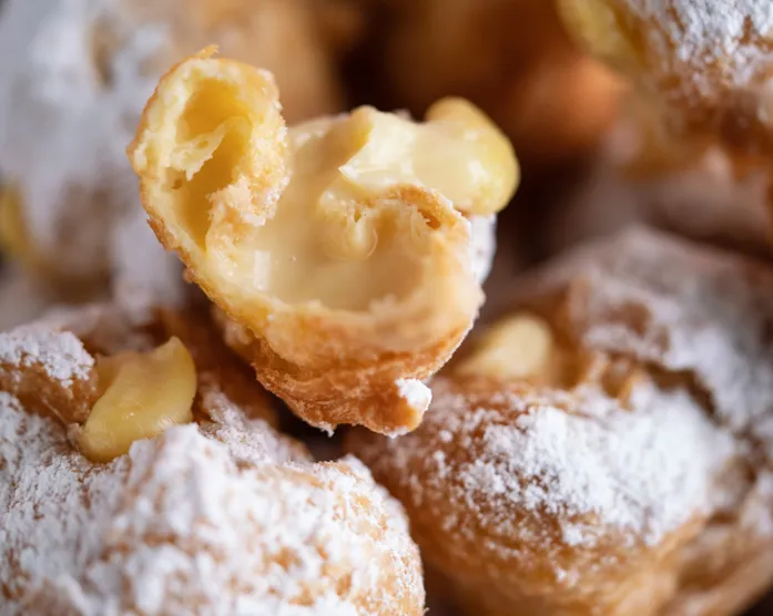 Zeppole mit Crema Pasticcera