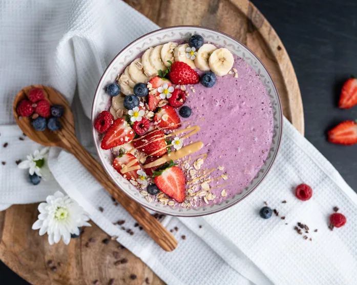 Erdbeer Smoothie Bowl / Milkshake Frühstück
