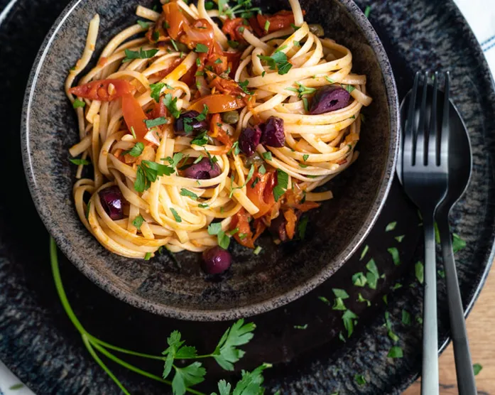 Pasta alla Puttanesca / Schnelles Mittagessen: Nudeln mit würziger Soße