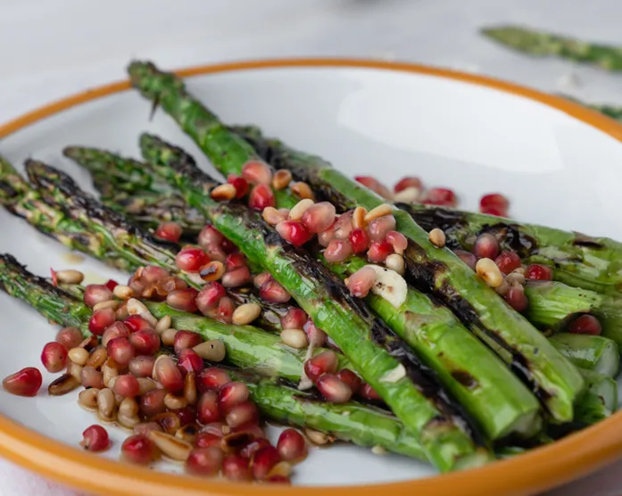 Grüner Spargel vom Grill / Mariniert mit Orangensaft und Granatapfelkernen / Grillbeilage / vegan