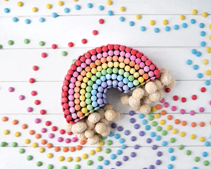 Regenbogen Geburtstagskuchen mit Smarties und süßen Wolken
