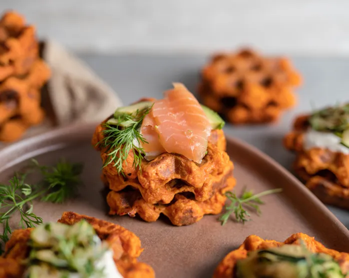 Gemüse Waffeln mit Toppings und Dips