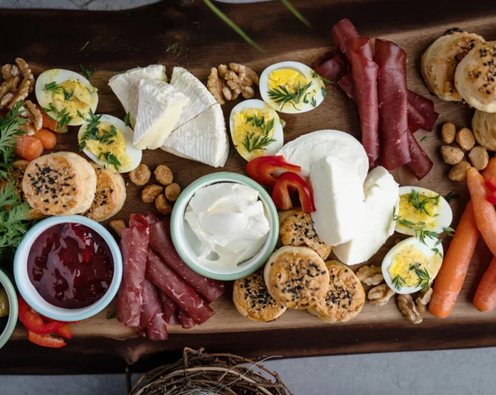 Oster-Brunch mit selbstgebackenen Scones Brötchen
