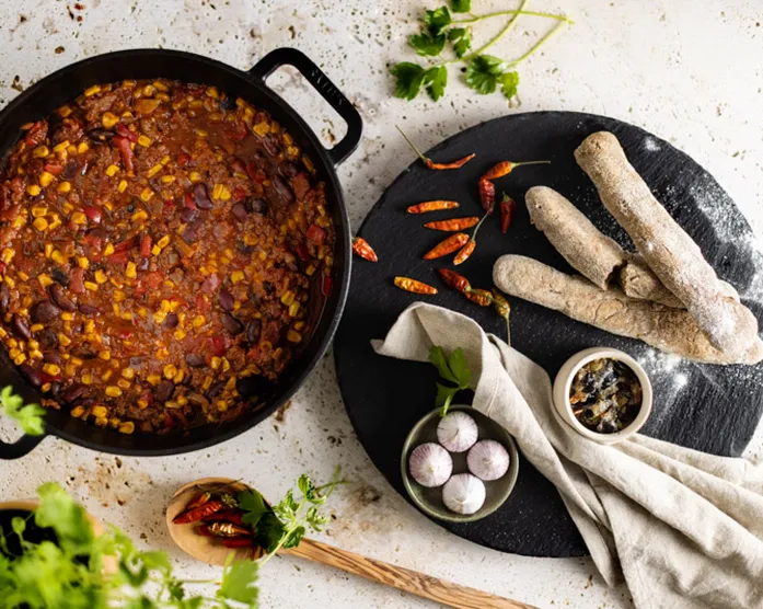 Chili con Carne vom Grill mit Brotsticks und geröstetem Knoblauch