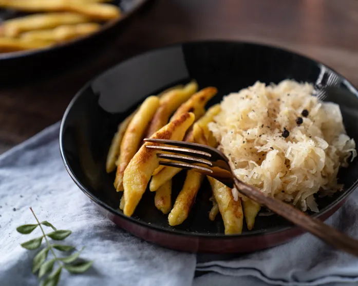 Schupfnudeln mit Apfelmus und Sauerkraut