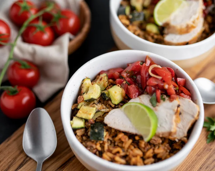 Bowl mit Reis, Hähnchen und Bruschetta / 30 Minuten Rezept