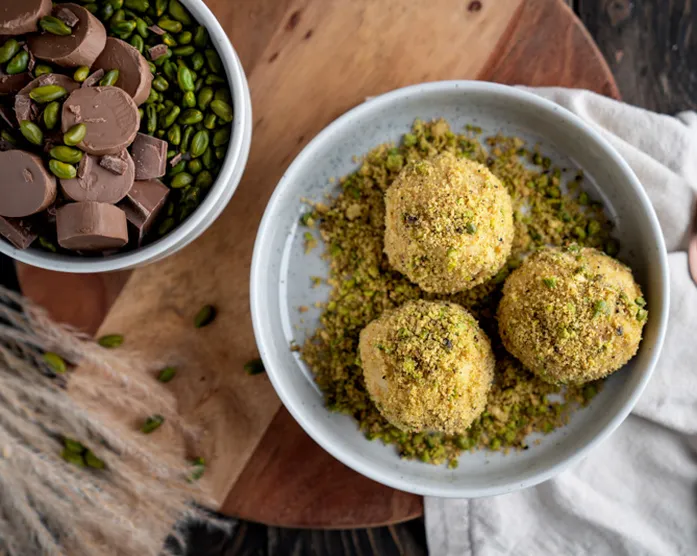 Nougat-Knödel mit Pistazienstreuseln