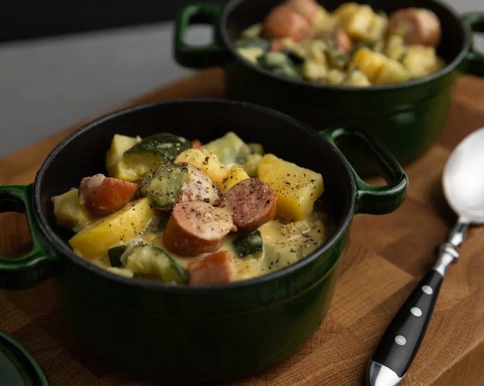 Zucchini-Kartoffel-Eintopf mit Würstchen / Jutta und Tolga kochen gemeinsam