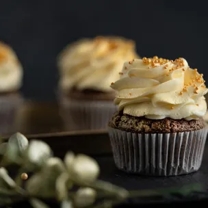 Goldene Kamera Cupcakes / Inside Surprise Cupcakes mit weißer Schokoladencreme