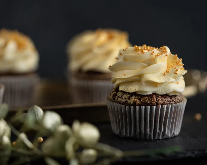 Goldene Kamera Cupcakes / Inside Surprise Cupcakes mit weißer Schokoladencreme