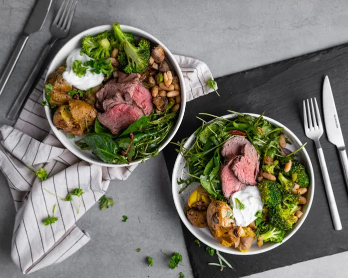 Roastbeef mit Smashed Potatoes, Gemüsepfanne und Salat
