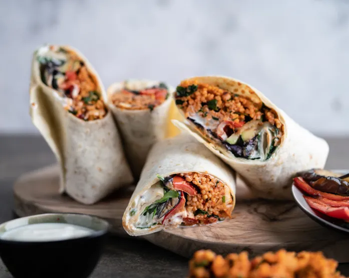 Orientalische Wraps mit Bulgursalat und Grillgemüse