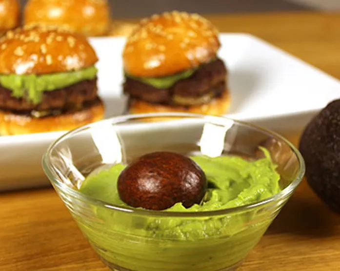 Mini-Burger mit Lammfleisch und Guacamole