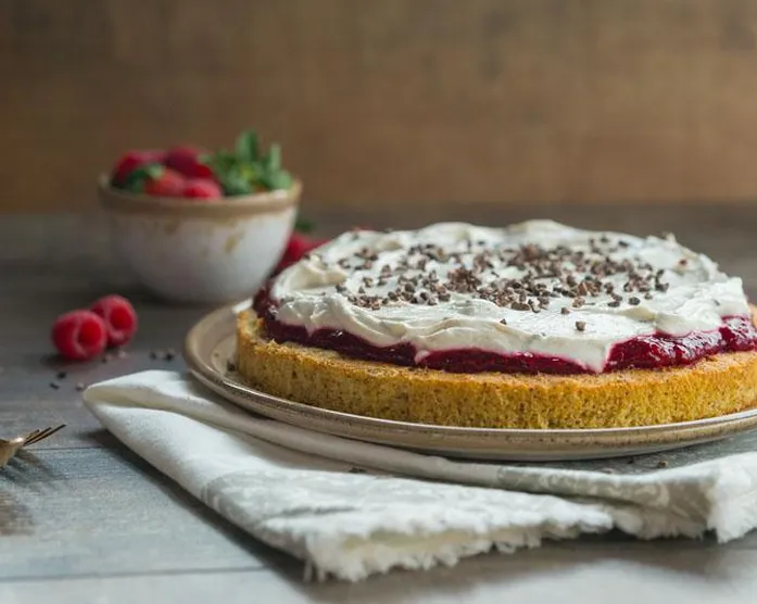 Low Carb Torte: Erdbeer-Himbeertorte