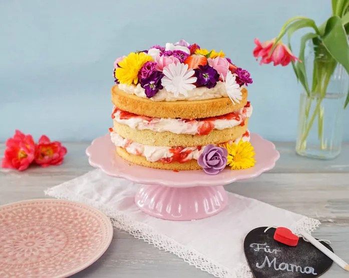 Naked Cake zum Muttertag / Erdbeer-Rhabarber-Torte mit essbaren Blumen