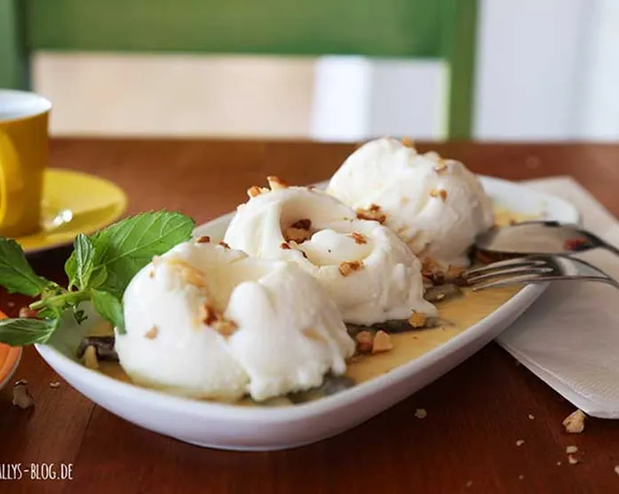 Warme Feigen-Walnuss-Soße mit Eis