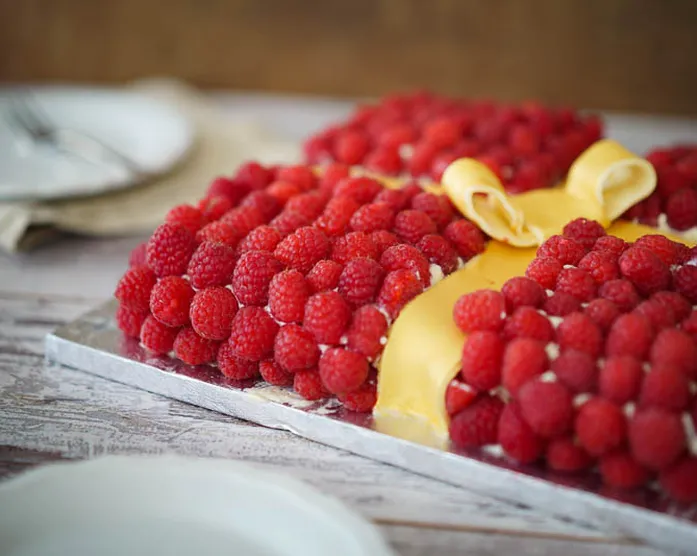Muttertagstorte / Himbeer-Geschenktorte