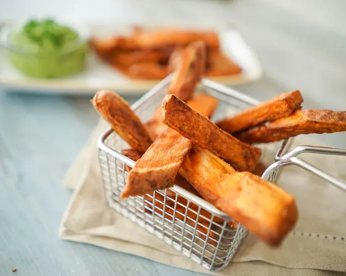 Knusprige Süßkartoffelpommes mit Guacamole