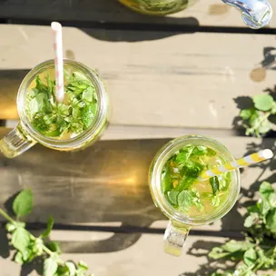 Kräuterlimonade / Almdudler / Rivella / ohne Zuckerzusatz