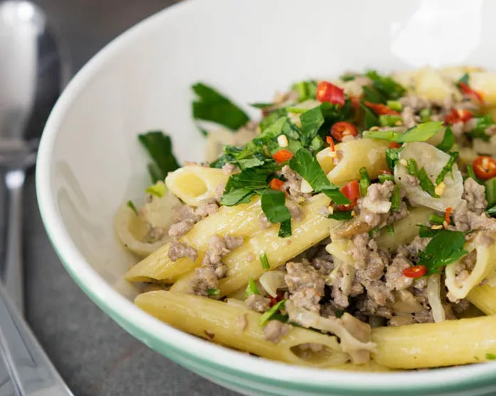 Nudelpfanne mit Penne, Hackfleisch & Pilzen