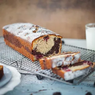 Marmorkuchen mit Brombeeren / saftiger Kastenkuchen mit Haselnüssen