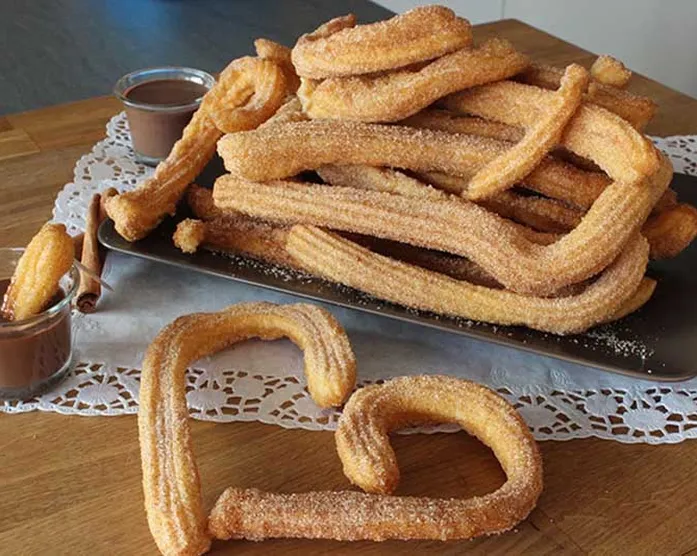 Churros mit Zimtzucker und Schokoladensauce