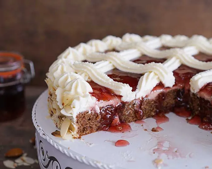 Linzer-Cremetorte mit Trauben-Birnengelee