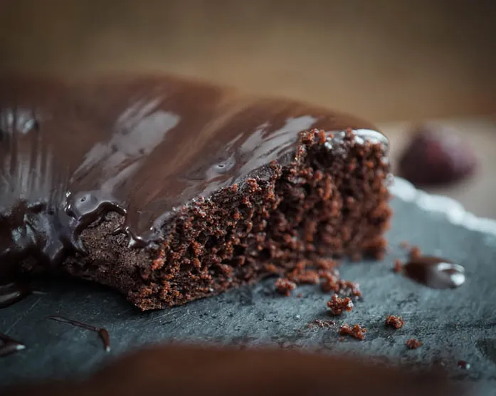 Saftiger Schokoladenkuchen mit Schokoladenguss / vegan