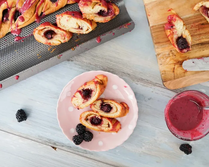 Zimtzöpfe aus Hefeteig mit Brombeeren