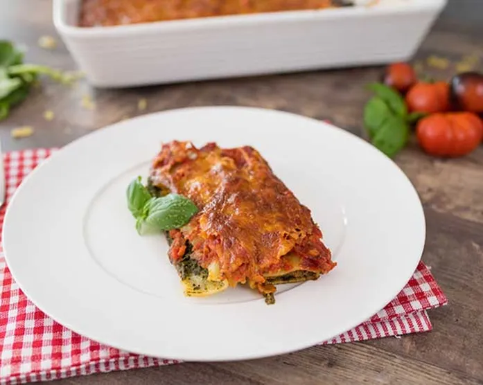 Cannelloni mit cremiger Spinat-Käsefüllung und Tomatensoße / Ofenrezept