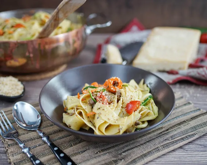 One Pot Rezept: Bandnudelpfanne mit Zucchini- und Karottennudeln
