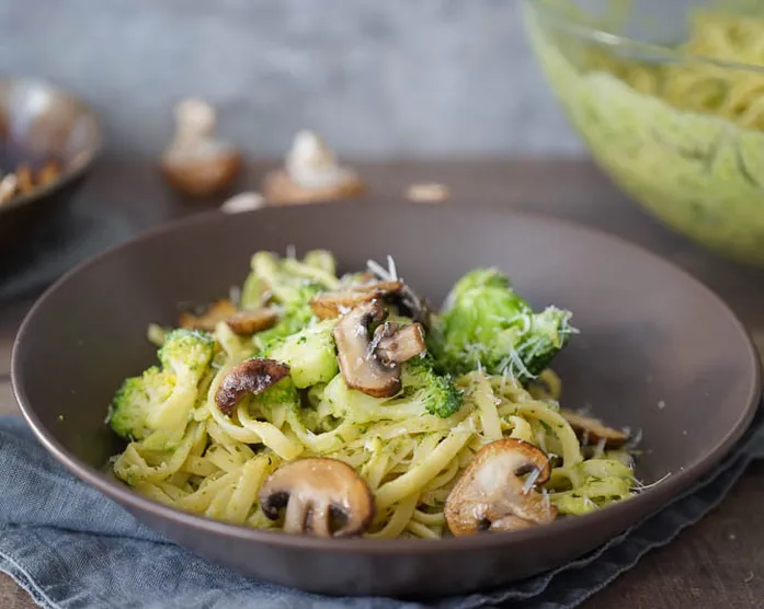 Nudeln mit grüner Soße / Avocado & Brokkoli / 20 Minuten Essen