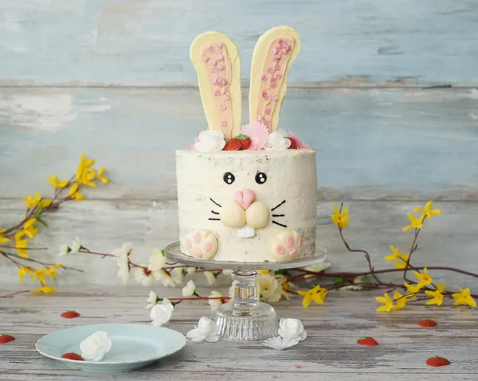 Osterhasen Torte mit Erdbeerfüllung und Quarkcreme