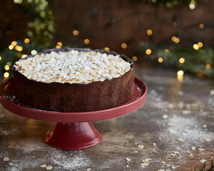 Weihnachts-Käsekuchen mit Fruchtfüllung und Baiserschicht
