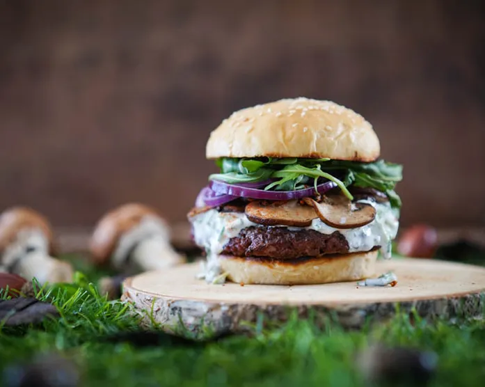 Birkenwald Burger von Hans im Glück / mit Champignons und Schnittlauchsoße
