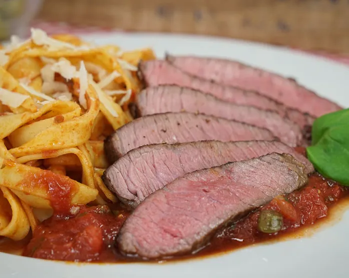 Pasta Pizzaiola / Rumpsteak mit Nudeln und Tomatensoße