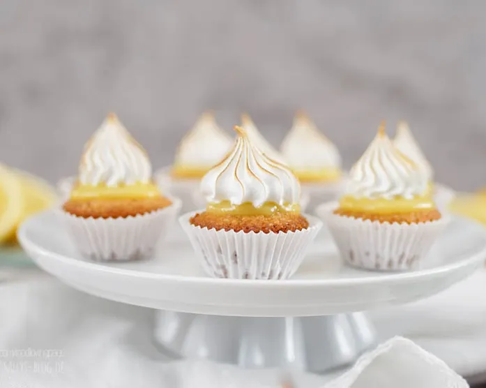 Zitronen-Mandeltörtchen mit Baiserhaube/ Cupcakes mit Lemoncurd und Meringue