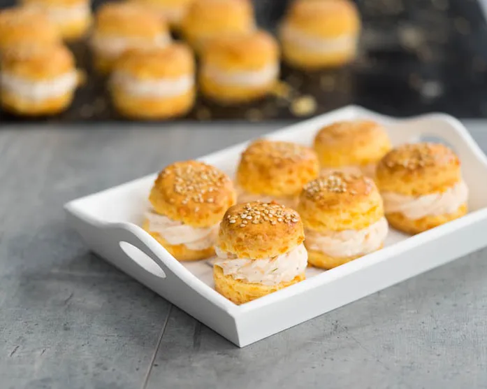 Cheddar-Scones mit Lachscreme