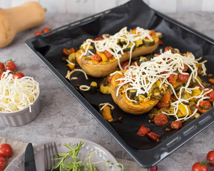 Ofenrezept: superleckerer Butternut Kürbis mit Gemüse und Käse