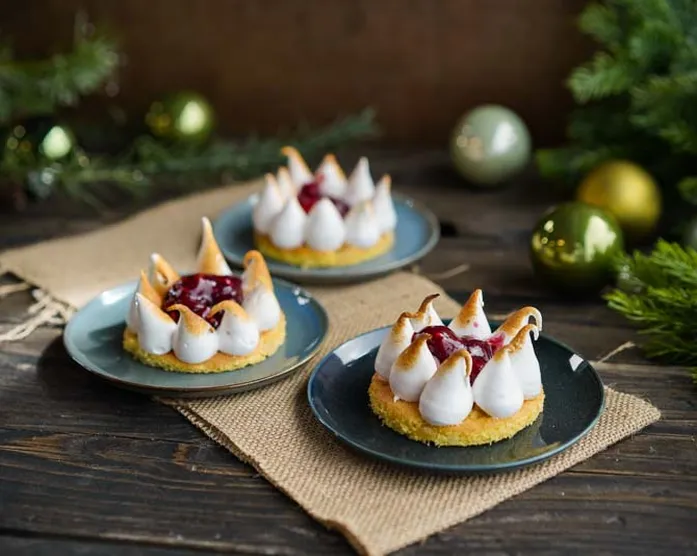 Weihnachtstörtchen mit Kirschgrütze und Baiser