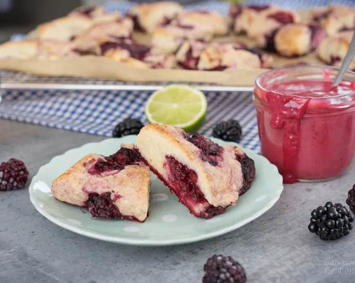 Brombeer-Limetten-Scones mit Brombeer-Curd