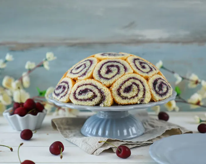 Eisbombe mit Amarena-Joghurt-Eis / Eis-Charlotte