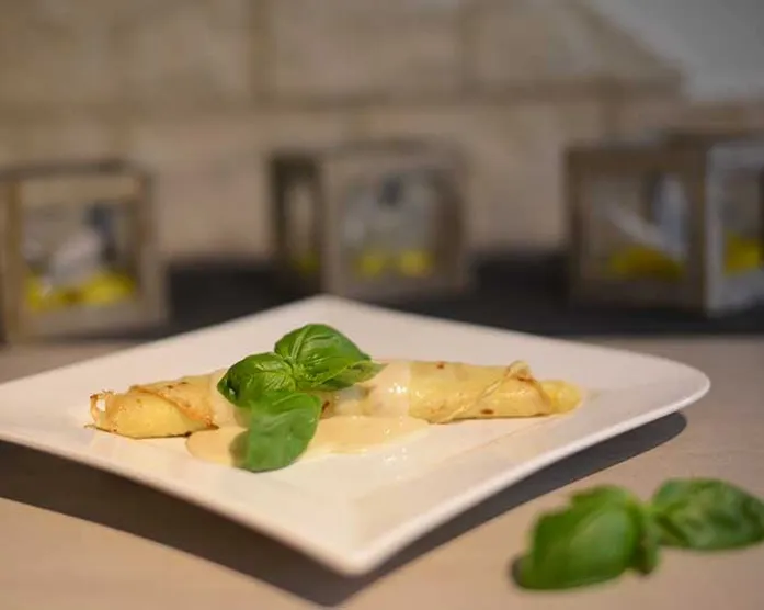 Spargel in Crepes mit Béchamelsoße
