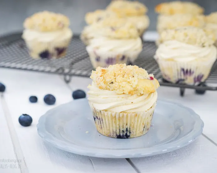 Heidelbeer-Streusel-Muffins mit Vanillecreme