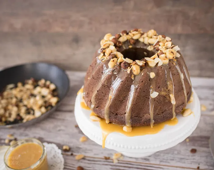 Schokoladenkuchen mit Karamellsoße und Nuss-Topping