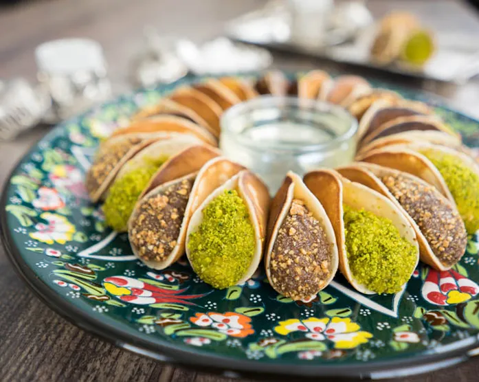 Atayef – arabische, gefüllte Pfannkuchen