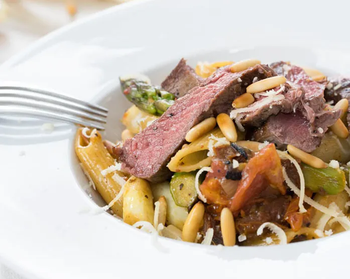Spargel-Pasta mit weißem und grünen Spargel